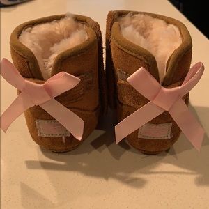 Uggs size 2-3 good condition barely worn